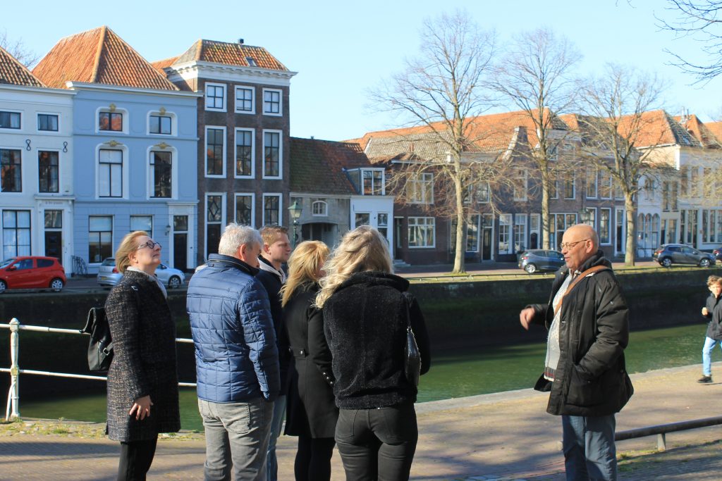 Gids vertelt over Zierikzee tijdens stadswandeling